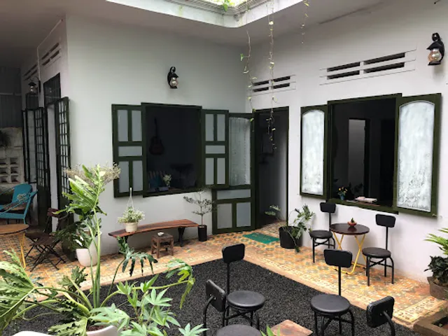 "bây giờ và ở đây" (now and here)