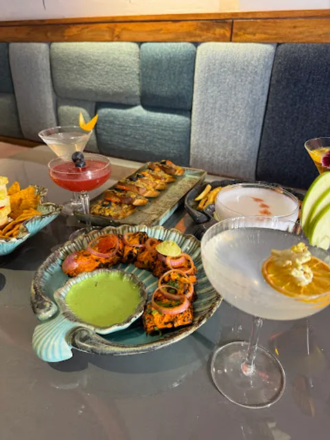 Strings-Cocktail Lounge