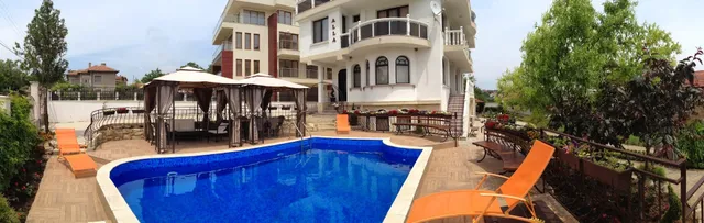 Хотел “Алла“