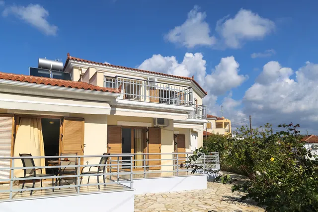 ELENI SUITES METHONI