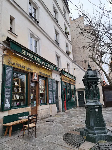 Shakespeare and Company Café