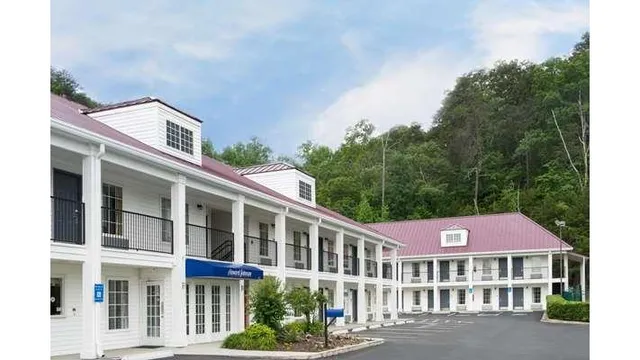 Howard Johnson by Wyndham Dalton