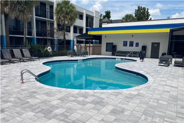Days Inn & Suites by Wyndham Orlando Airport