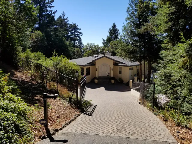 Cliff House in the Vineyards
