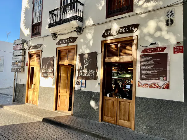 Le esquina de Angelina / El semáforo de Agaete