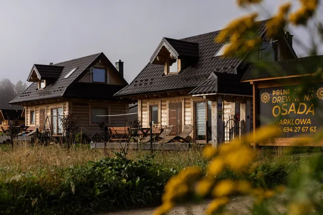 "POLNE DOMKI" Drewniana Osada w Harklowej