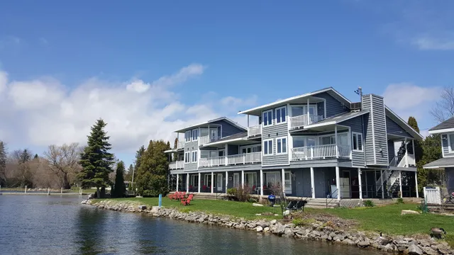 Snug Harbor Inn and Cottages Door County