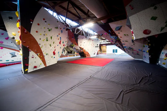 Vertical Endeavors–Twin Cities Bouldering - TCB