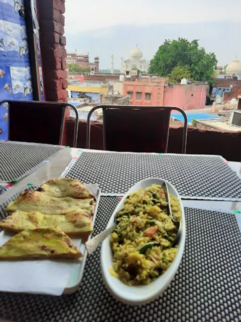 Hoch Poch Cafe & Rooms