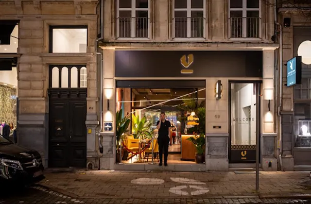 V modern Italian Antwerp fashion