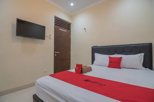 RedDoorz near Jalan Kusumanegara