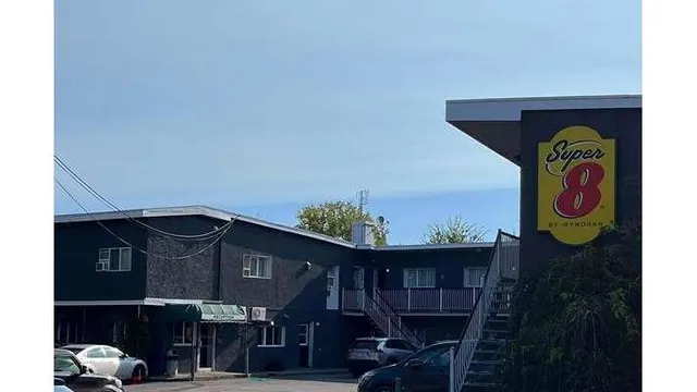 Super 8 by Wyndham Montreal