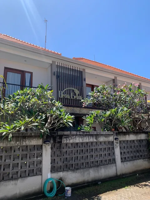 Uma Emas Residence