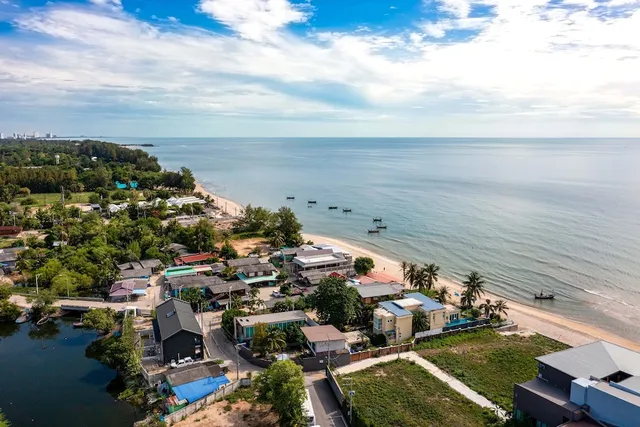 Beachfront Hua Hin Pool Villa บ้านติดทะเล