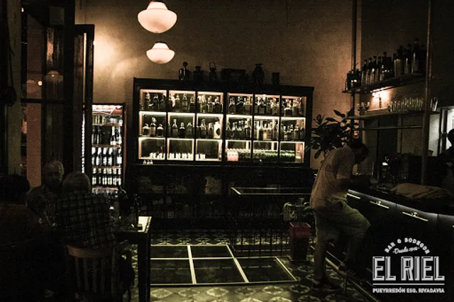 El Riel: Bar y Bodegón