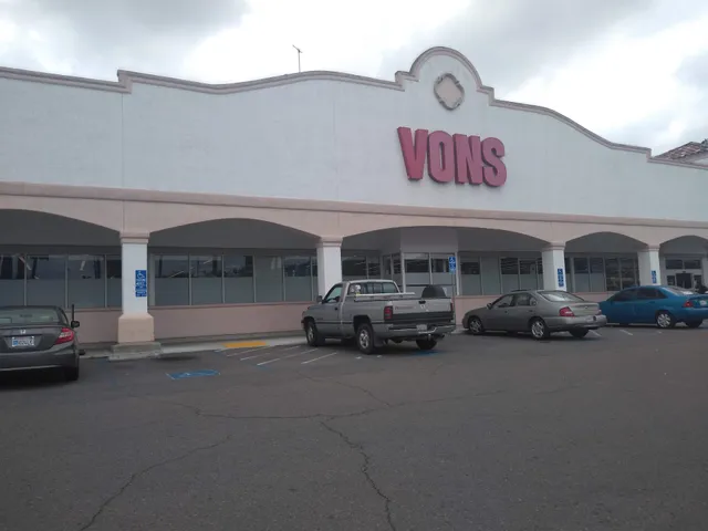 Plaza De Las Palmas Shopping Center