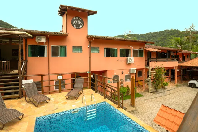 Touches the crab dip