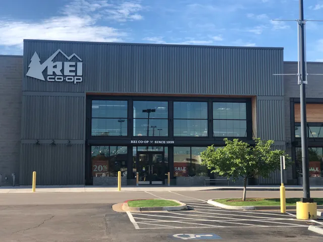 REI