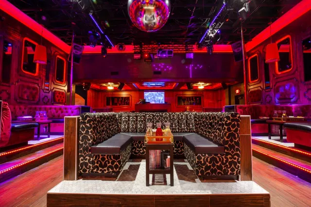 Pretty Please Lounge