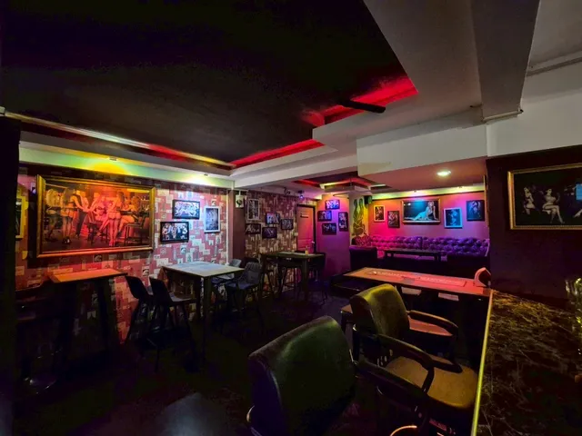 Whisper (กระซิบ) Lounge Bar and Hotel--Pattaya