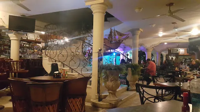 Restaurant cupulas bar