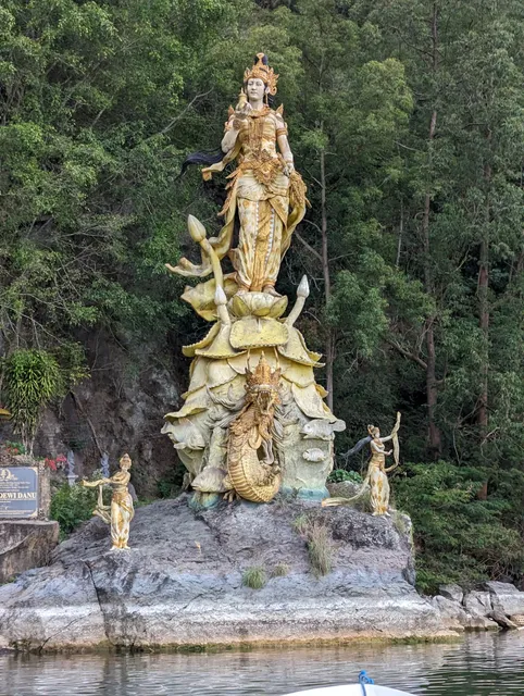 Patung DEWI DANU