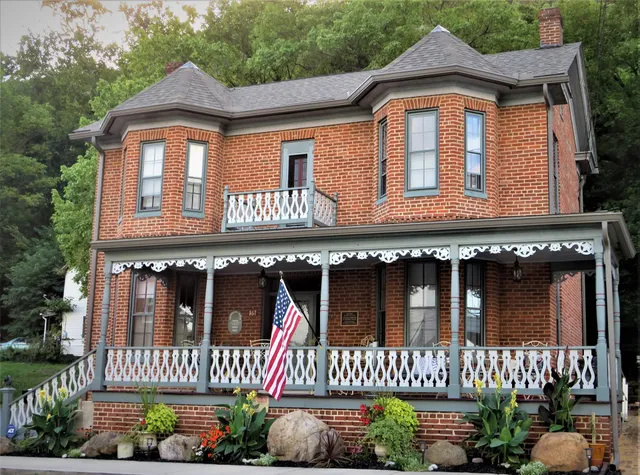 Mendenhall 1884 Inn Bed and Breakfast