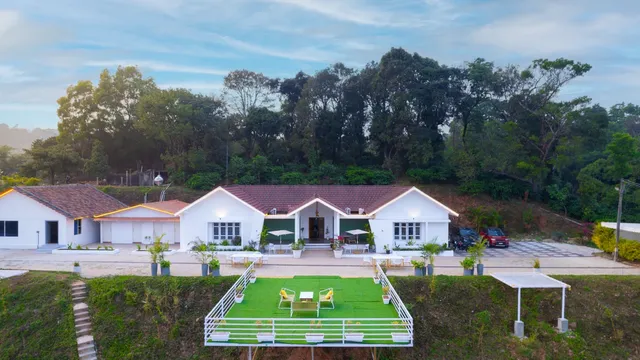 Happy Retreats - Yellow Moon