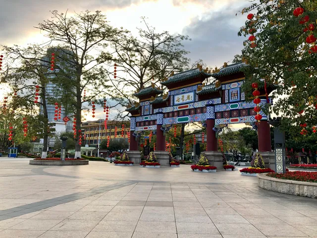 七星岩牌坊广场