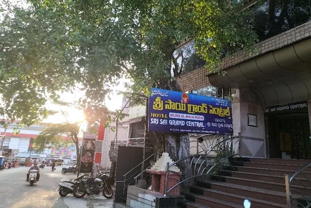 OYO 81273 Hotel Sri Sai Grand Central