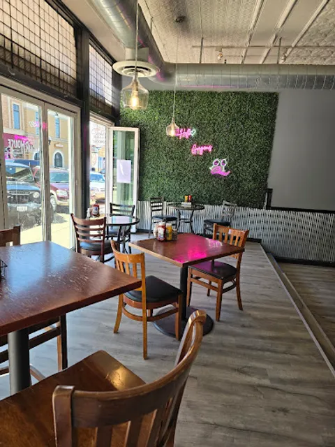 Pour House Bar & Grill