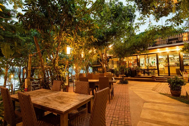 โรงแรมและร้านอาหาร เฮือนหาดคำ