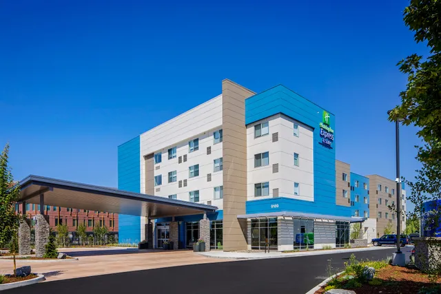 Holiday Inn Express & Suites Portland Airport by IHG
