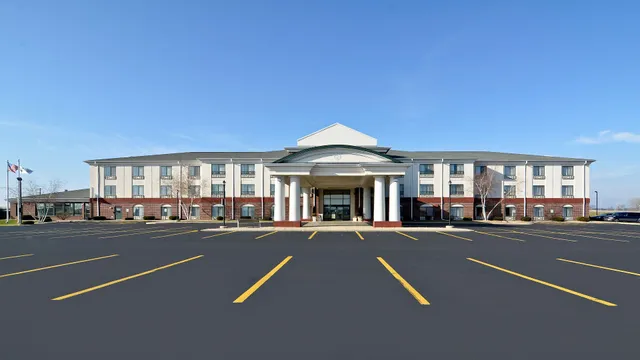 Holiday Inn Express & Suites Fort Atkinson by IHG