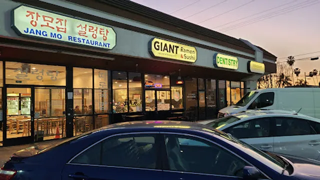 Giant Ramen & Sushi