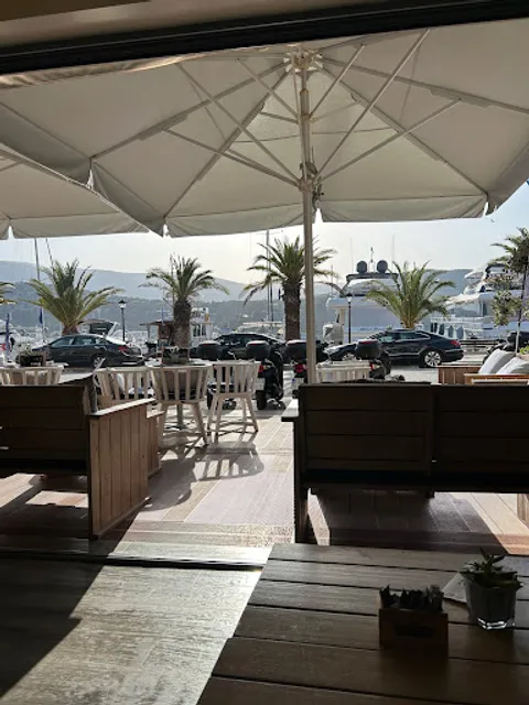 Caillou Seaside All day bar