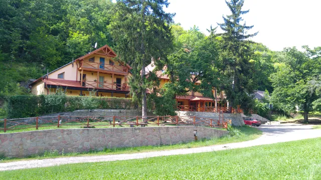 Várkúti Turistaház és Kóborló Panzió