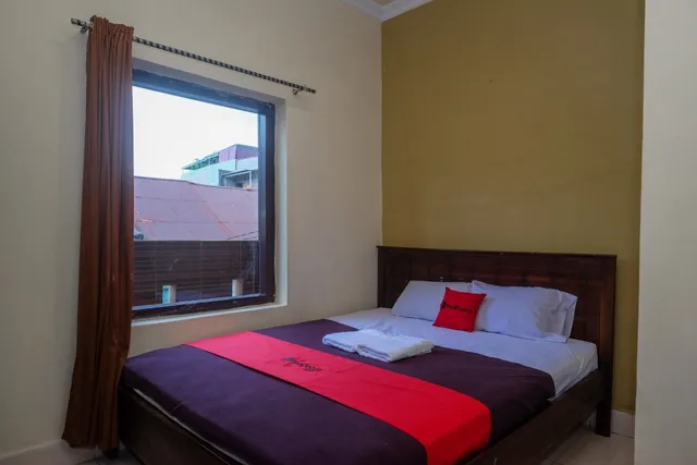 RedDoorz @ Hotel Rich Parepare near Pantai Mattirotasi