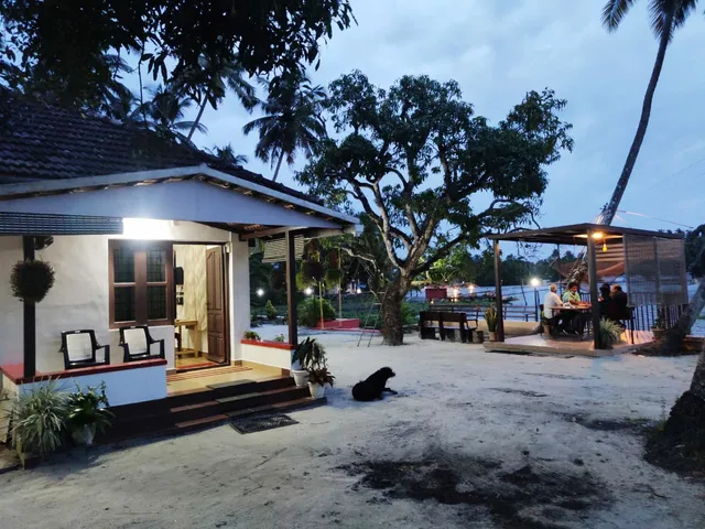 The Riveroots Waterfront homestay