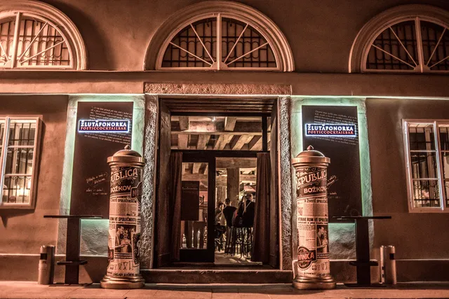 Poetic Cocktail Bar Žlutá Ponorka