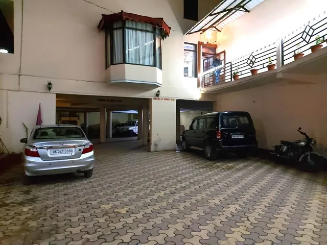 Goroomgo Moon Mallital Nainital