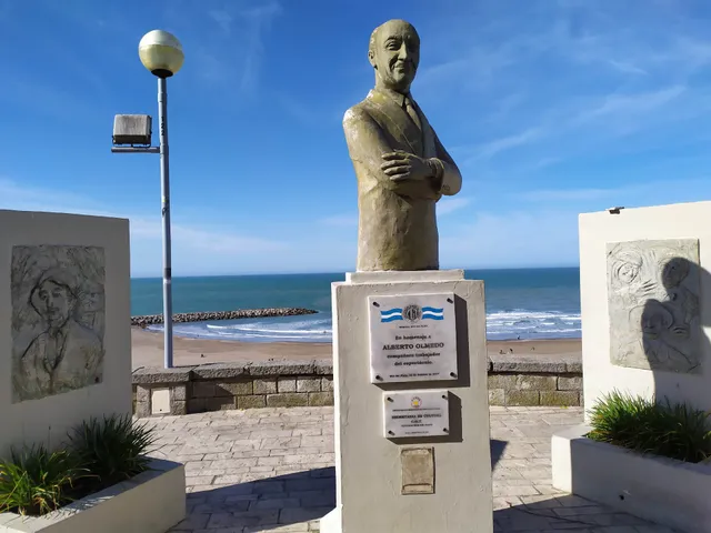 Monumento a Alberto Olmedo