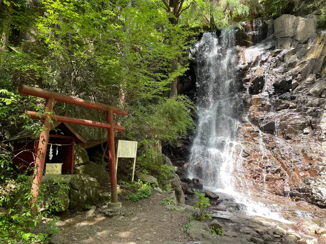 Haha-no-Shirataki Waterfall