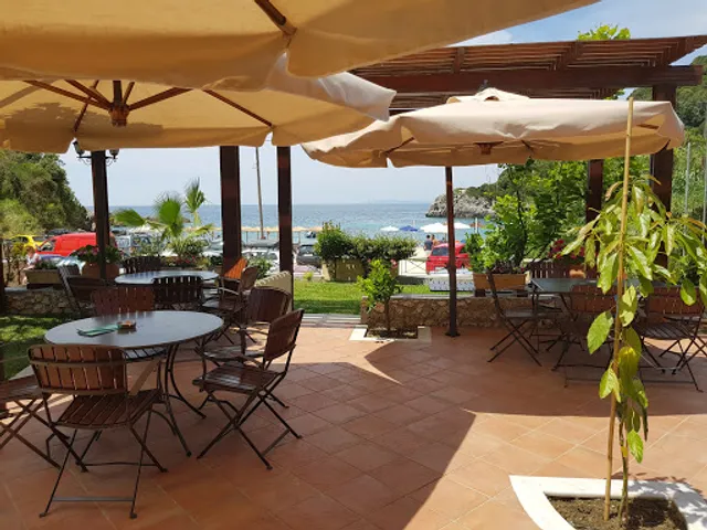Taverna di Cristos, Sarakinico Beach