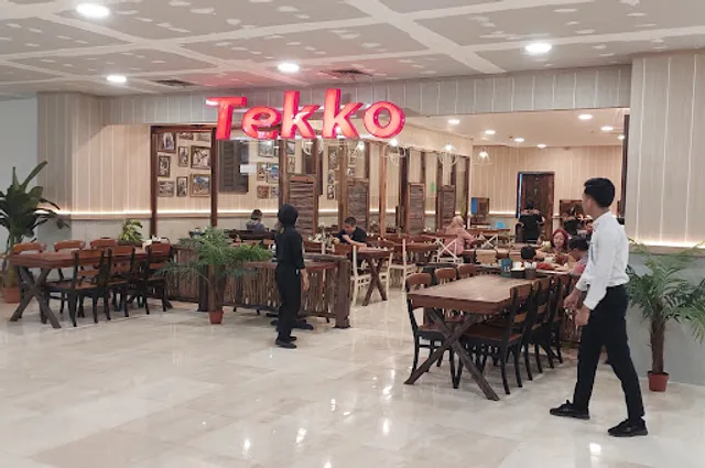 Warung Tekko REVO Town