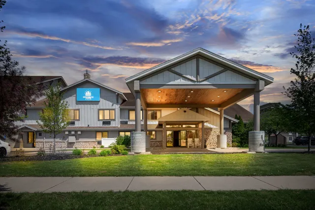 White Pines Inn & Suites of Holland