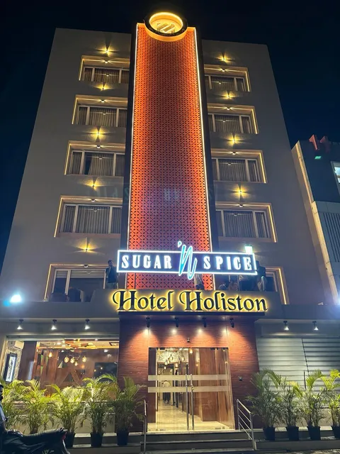 HOTEL HOLISTON