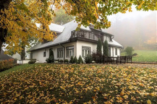 Lauvaskalni, viesu nams