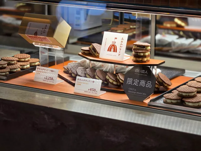 白い恋人 Akarenga sweets labo