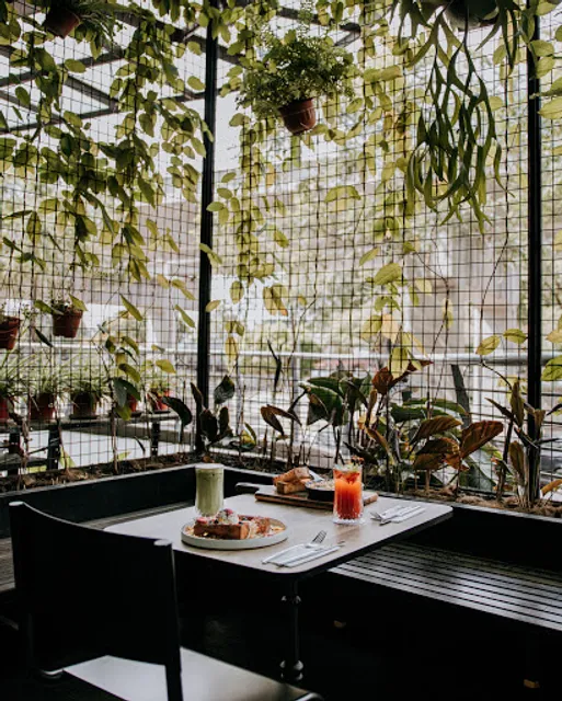 Naj & Belle Cafe SS15 Courtyard